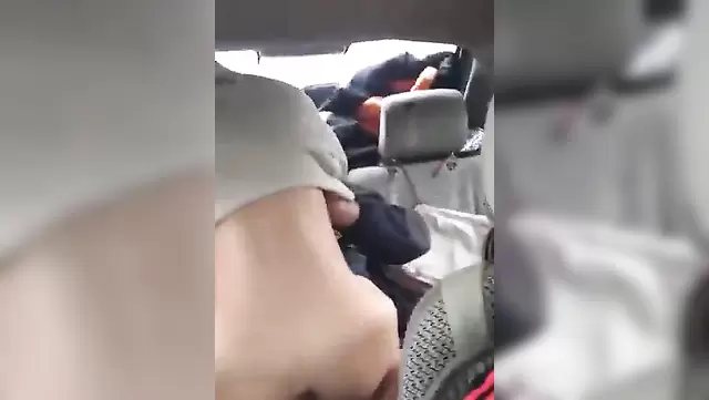 Жестко трахается с узбекской студенткой в машине