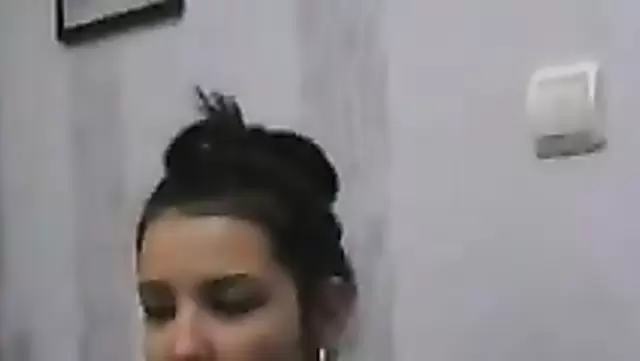 Узбечка пьет вино и показывает попку
